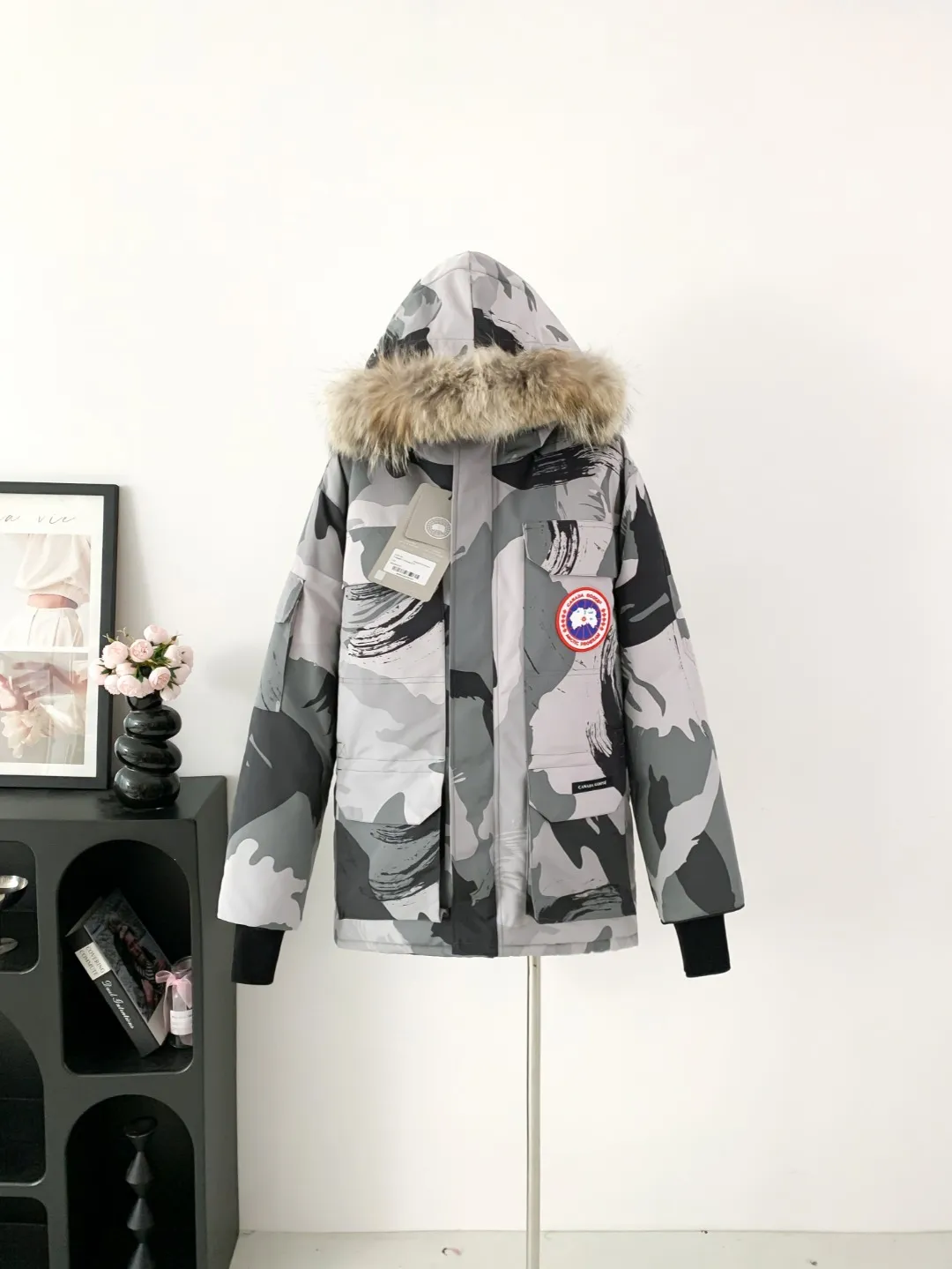 P780 Fake model pictures were taken at home. Colleagues please do not pass them off as stolen pictures! Style number: Y60-🇨🇦CANADA GOOES 24 new styles 08 styles/couple styles Factory direct supply: supplying global purchasing agents, micro-businesses, entities, Tmall, high-end stalls and studio cooperation, free shipping! Canada Goose Expedition Parka 2008 is the same style for men and women. It is mid-length and the most timeless classic. All Arctic and Antarctic scientific expedition teams choose Canada Goose as their cold-proof equipment. It is the Rolls-Royce of down jackets. ➖ Industry-leading anti-counterfeiting chip sensing. ➖ Imported Behringer embroidery machines and customized embroidery labels, the highest level and industry leading. ➖ Imported Korean 21-count polyester-cotton blended original fabric, TC85 waterproof coated fabric, water-repellent, windproof and wear-resistant. ➖ The new national standard 80 white duck down is filled with an average of 520 grams of down. The amount of down filled is industry-leading. ➖ 100% nylon lining with double double-layer sealing design to prevent velvet running, and seamless thread design on the cuffs! ➖ Western Canadian Green Wolf Collar. ➖ Yoshida YKK provides original factory-customized electroplated sliders. YKK two-way lockable zippers are tight and smooth and do not peel off paint. ➖ 3M composite Velcro is durable and the accessories and hardware are all custom-made. Note: Our copywriting is only simple and clear. Instead of bragging about the copywriting, it is better to compare and understand with samples. Only for the purest goose, the most dedicated, the most professional, the highest quality, the highest cost performance! Color: white red blue gray camouflage navy black SIZE:XS-XXL